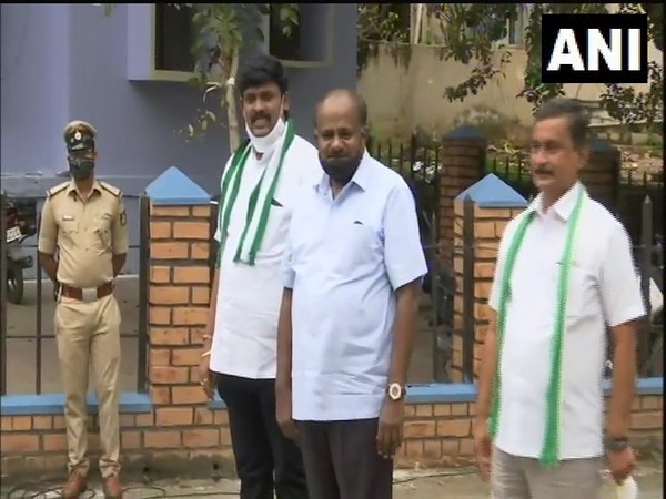JD(S) candidate along with HD Kumaraswamy filed nomination for Karnataka by-polls on Wednesday. (Photo/ANI)