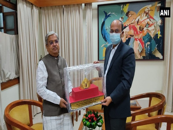 Karnataka Deputy CM donates his Golden Crown to Chief Secretary Vijay Bhaskar (Photo ANI)