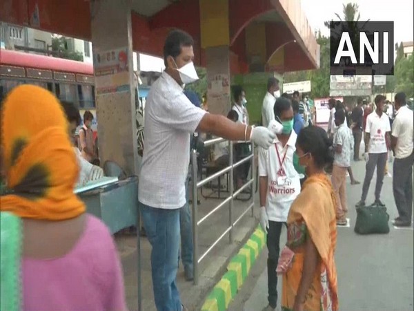 Migrants workers arrive at Central Bus Stand in Kalaburagi on Monday morning. Photo/ANI