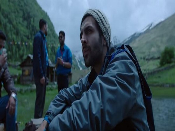 A still from the official music video of 'Mehrama' from 'Love Aaj Kal' (Image courtesy: YouTube)