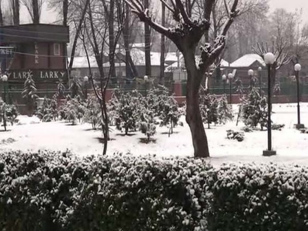 Heavy snowfall in Kashmir Valley has led to closure of Srinagar-Jammu highway. Photo/ANI
