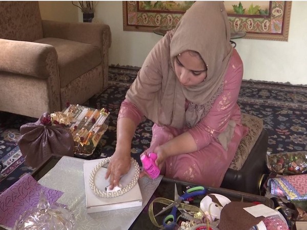 24-year-old female becomes entrepreneur, starts home delivery of gift hampers in Kashmir Valley. Photo/ANI
