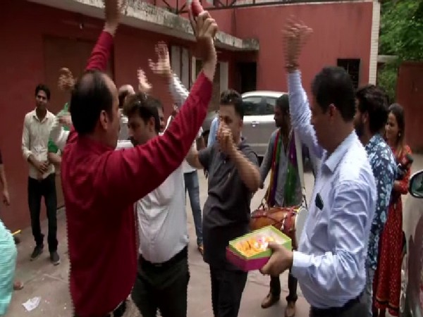 Displaced Kashmiri celebrating scrapping of Article 370 in Lajpat Nagar on Monday. Photo/ANI