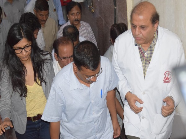 Chief Minister Arvind Kejriwal at Safdarjung hospital (Photo courtesy Delhi CMO)