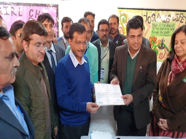  Arvind Kejriwal - Aam Aadmi Party (AAP) chief and winning candidate from New Delhi assembly constituency, receives his winning certificate from the Returning Officer.