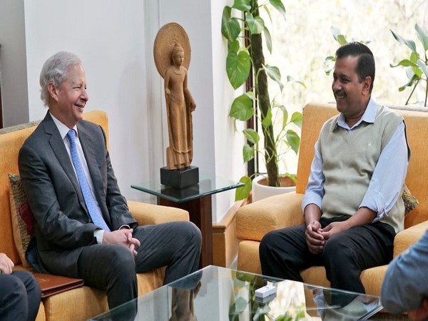 Delhi Chief Minister Arvind Kejriwal with US ambassador to India Kenneth Juster (Picture Credits: Arvind Kejriwal/Twitter)