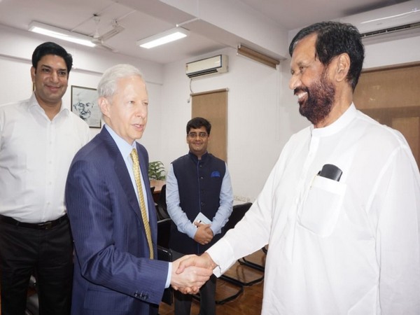 Kenneth Juster with late Union Minister Ram Vilas Paswan. (Ken Juster/Twitter)