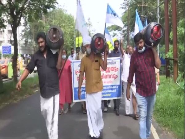 Kerala hotel, restaurant owners protesting in Kochi (Photo/ANI)