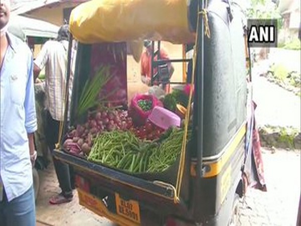    Autorickshaw driver in Kerala starts selling vegetables after facing financial crisis due to COVID-19. Photo/ANI