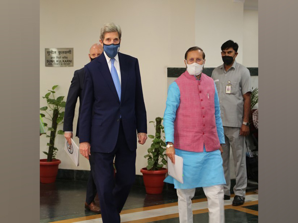 US Special Presidential Envoy for Climate John Kerry with Union Minister for Environment, Forest and Climate Change, Prakash Javadekar (Twitter)