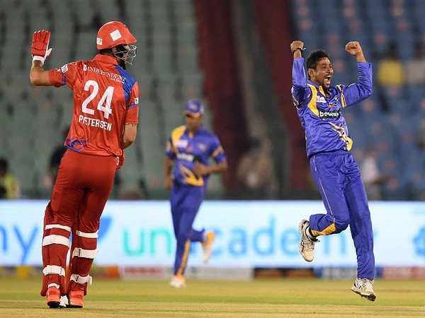 Tillakaratne Dilshan guided Sri Lanka to a six wicket win over England. (Image: Road Safety World Series)