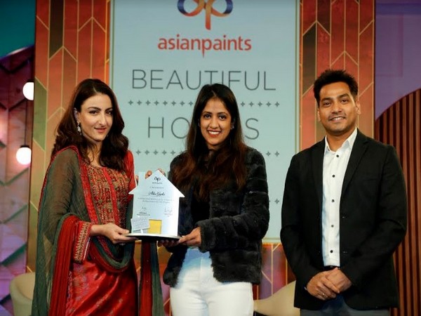 Soha Ali Khan with one of the winners of Delhi Beautiful Homes 2020 contest, Abha Gupta