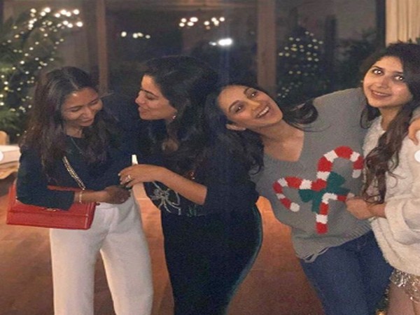 Actor Kiara Advani with her close friends (Image Source: Instagram)