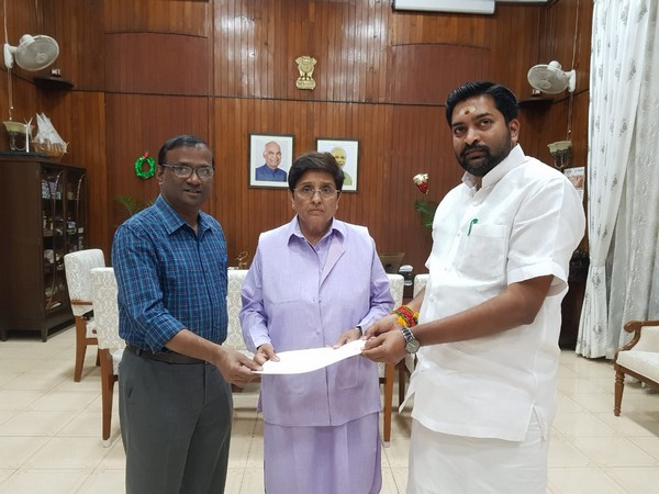AIADMK MLA Vaiyapuri Manikandan meeting Puducherry Governor Kiran Bedi on Monday. (Photo/ANI)