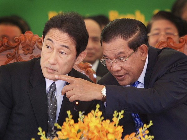 Japanese Prime Minister Fumio Kishida and Cambodian counterpart Hun Sen. (Photo Credit - Reuters)