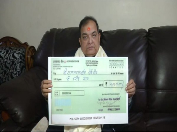 Secretary of Mahavir Mandir Trust Kishor Kunal displaying the donation cheque of Rs 2 crore. Photo/ANI