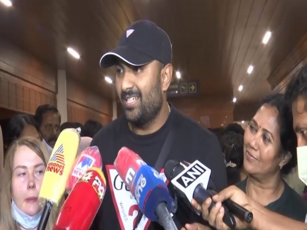 Raneesh with his wife Victoria at Kochi airport (Photo/ANI)