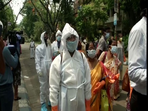 Kolkata Corporation Health team visits Belgachia slum area on Thursday. Photo/ANI