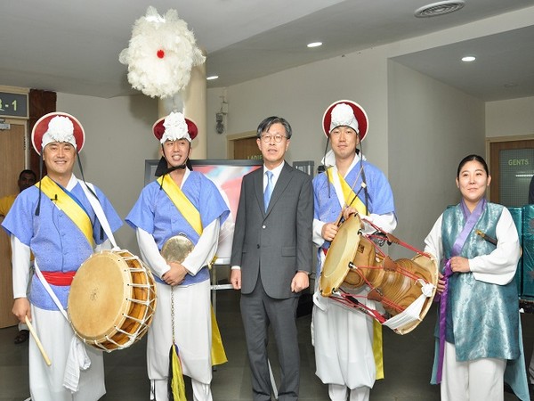 The Consul General of the Republic of Korea in Mumbai, Dong-young Kim is seen with the Korean artists