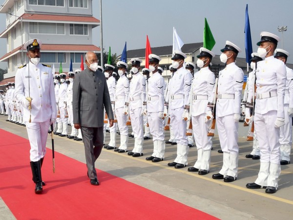 President Kovind witnessing operational demonstration by the Southern Naval Command in Kerala's Kochi today (Photo/Twitter: President of India)