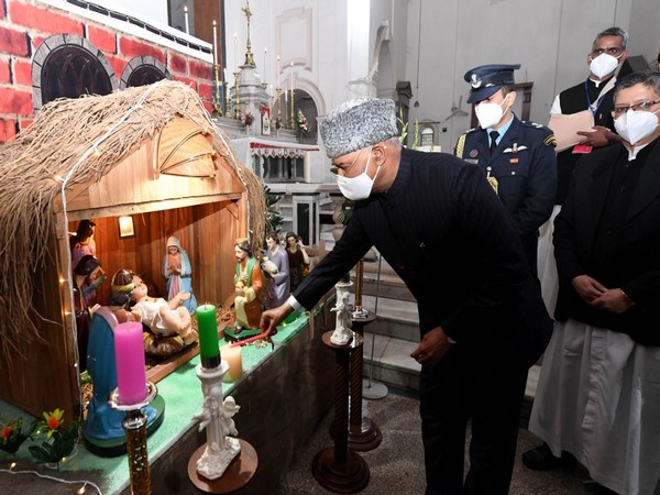 President Ram Nath Kovind visited the Sacred Heart Cathedral. (Image courtesy: Twitter/ @rashtrapatibhvn)