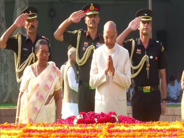 President Ram Nath Kovind paying tribute to Lal Bahadur Shastri at Vijay Ghat in New Delhi on Wednesday. Photo/ANI