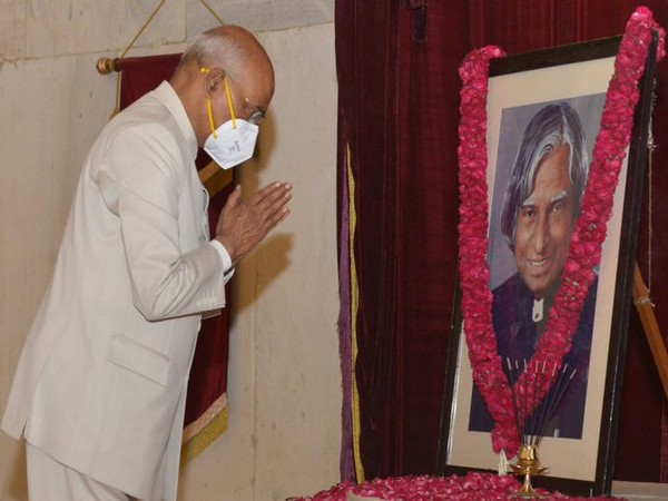 President Kovind paid floral tribute to Dr APJ Abdul Kalam, former President of India (Photo credit: Twitter)