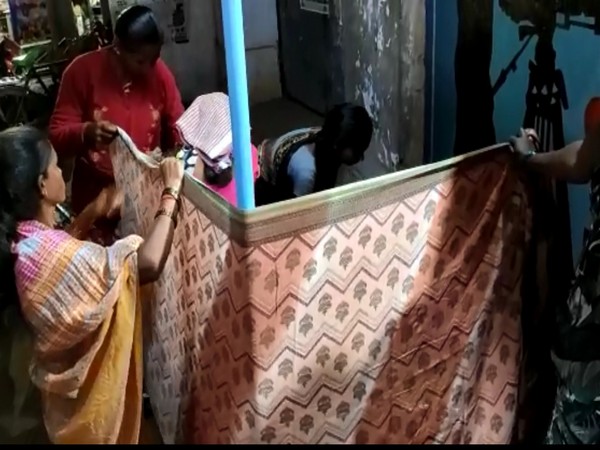 Local women held up a Saree as a blind while the expecting mother delivered the baby on the roadside. Photo/ANI