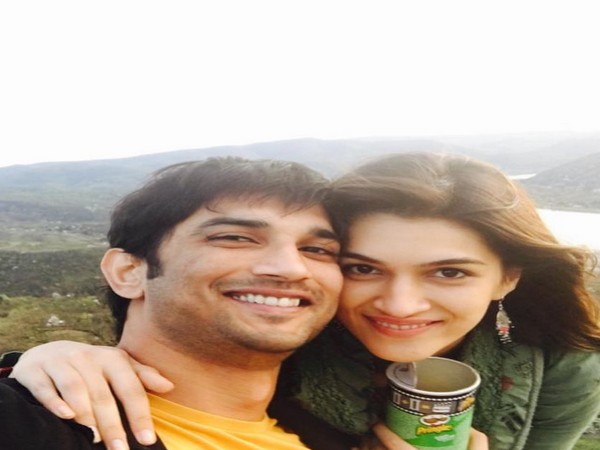 Kriti Sanon with late actor Sushant Singh Rajput (Image source: Instagram) 
