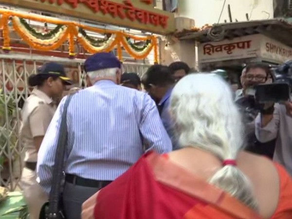 Kulbhushan Jadhav's parents arrive at Kashi Vishveshwar Mandir in Matunga area in Mumbai