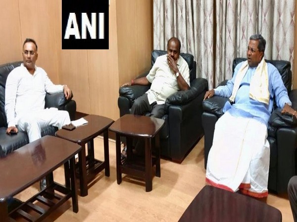 Karnataka Chief Minister HD Kumaraswamy (middle) met with Congress state chief Dinesh Gundu Rao (left) and former chief minister Siddaramaiah (right) in Bengaluru, Karnataka on Tuesday. Photo/ANI