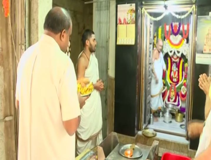 Karnataka CM HD Kumaraswamy while offering prayers at Shringeri Shankar Math in Shankarapuram. Photo/ANI