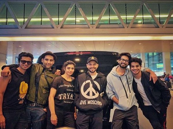 Kunal Kemmu, Shahid Kapoor, Ishaan Khatter with friends (Image Courtesy: Instagram)