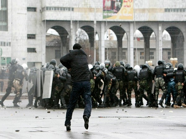 Kyrgyz policemen clash with protesters (ANI)