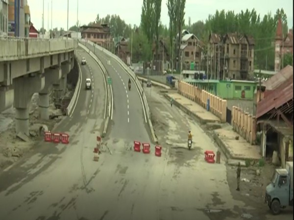 Lal Chowk in Srinagar wears deserted look amid the COVID-19 lockdown. Photo/ ANI