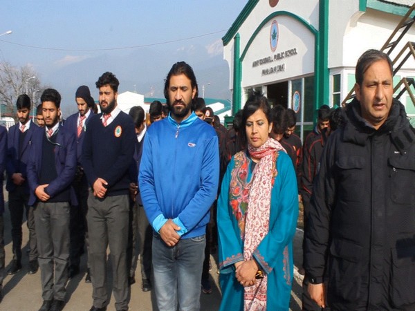 School students, staff pay homage to CDS Rawat in Pahalgam (Photo/ANI) 
