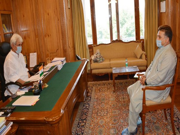 Jammu and Kashmir LG Manoj Sinha talking to Ex-MLA Ganderbal Sheikh Ishfaq Jabbar. [Photo/Twitter Manoj Sinha]