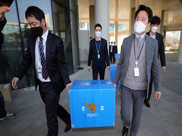 On Wednesday, police officers seizure of the Ministry of Land, Infrastructure and Transport, a senior institution of LH. (Photo/Newsis)