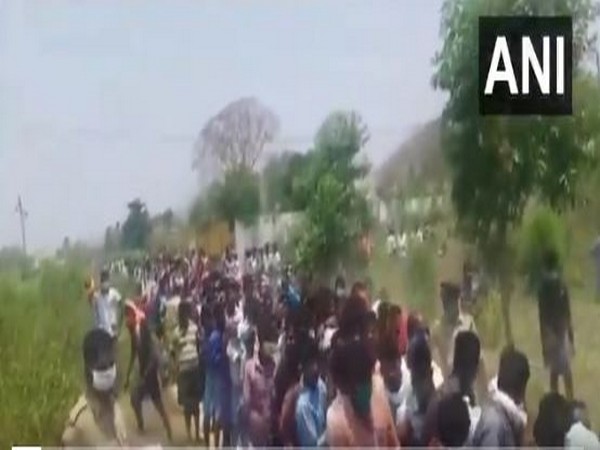 Social distancing norms outside a liquors store in Chittoor, Andhra Pradesh flouted on Monday (Photo/ANI)