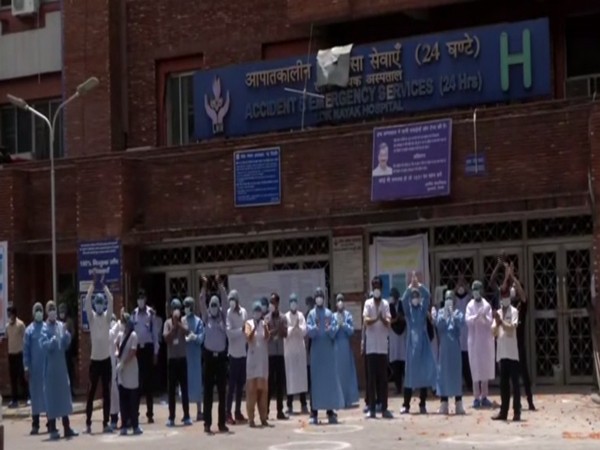 LNJP Hospital corona warriors welcoming the IAF gesture on Sunday. Photo/ANI