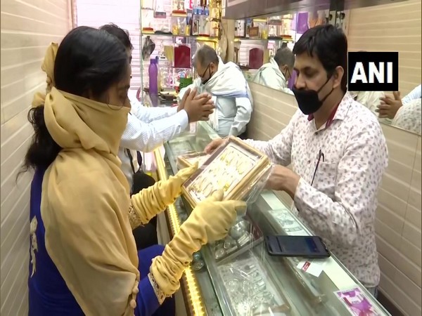 Jewellery shops reopen in Lucknow amid lockdown 4.0. (Photo/ANI)
