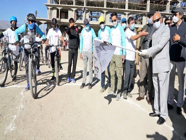 Lieutenant Governor of Ladakh RK Mathur flagged a cycle rally and a cleanliness drive. (Image source: Twitter)