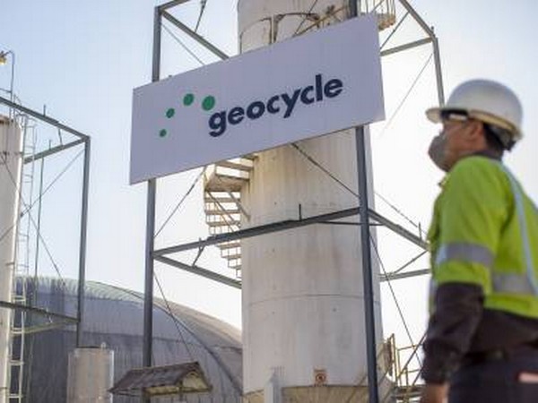 The bubble barrier has been established on Mantola canal of Agra city.