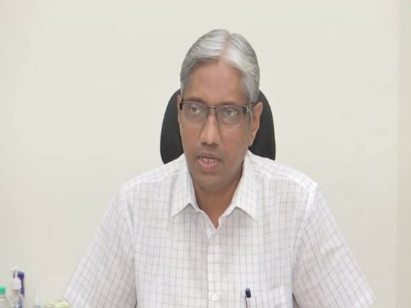 Anil Kumar Lahoti, General Manager of Central Railway speaking to ANI in Mumbai today (Photo/ANI)
