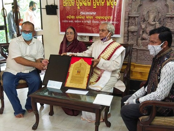 Dharmapada Award was presented to Padma Shri awardee sculptor Sudarshan Sahoo. Photo/ANI