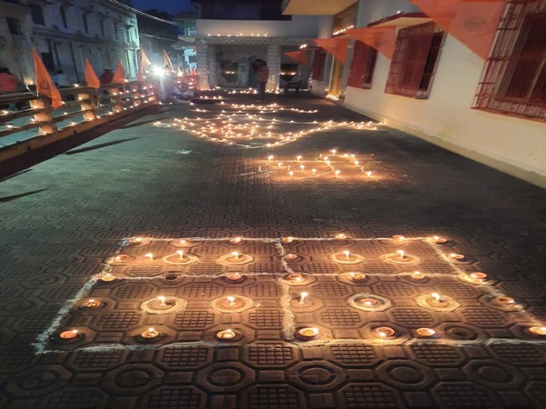 Devotees light earthen lamps at Tapasvi Chhavani ashram at Ramghat on Sunday. Photo/ANI