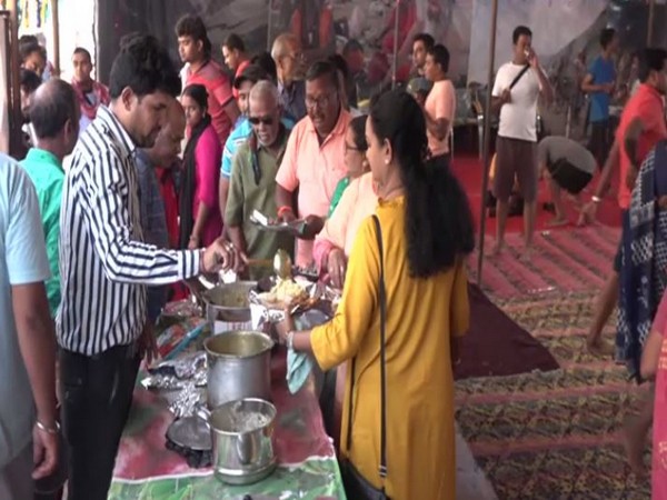 Amarnath Yatra Pilgrims enjoying langar services at Udhampur, Jammu and Kashmir on Tuesday morning. Photo/ANI