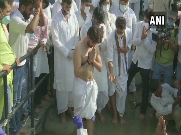    LJP chief Chirag Paswan performed the last rites of Union Minister and his father Ram Vilas Paswan at Digha ghat here in Patna on Saturday.