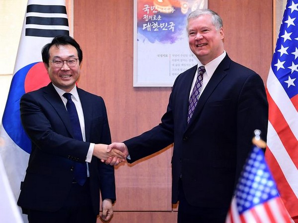 special representative for Korean Peninsula peace and security affairs, Lee Do-hoon (left) and US special representative for North Korea Stephen Biegun