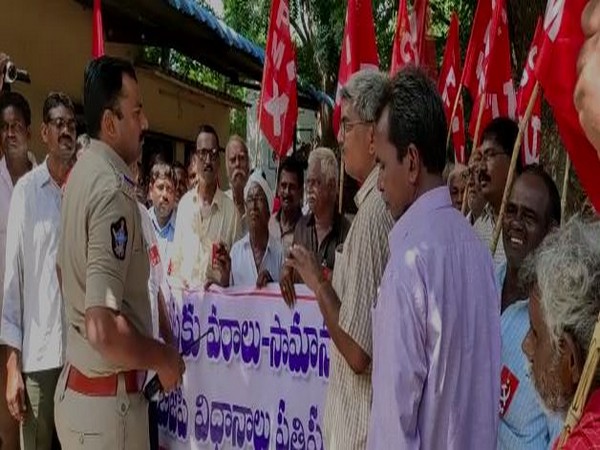 Left parties held a 'Raasta roko' protest against central government in Krishna district